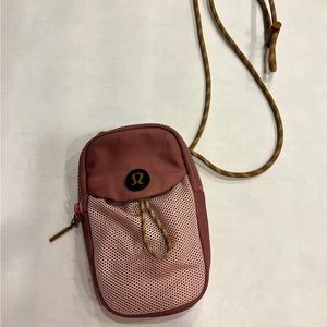 Lululemon take it on crossbody